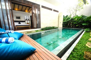 Piscine couverte, chaises longues