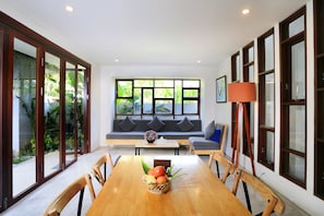 32-inch flat-screen TV with cable channels, TV, DVD player - The Royal Bali Villas Canggu (Canggu)