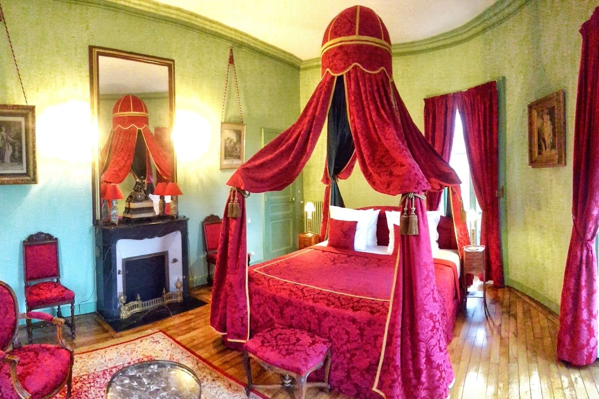 Ovale Room | 1 bedroom, premium bedding, individually decorated, desk