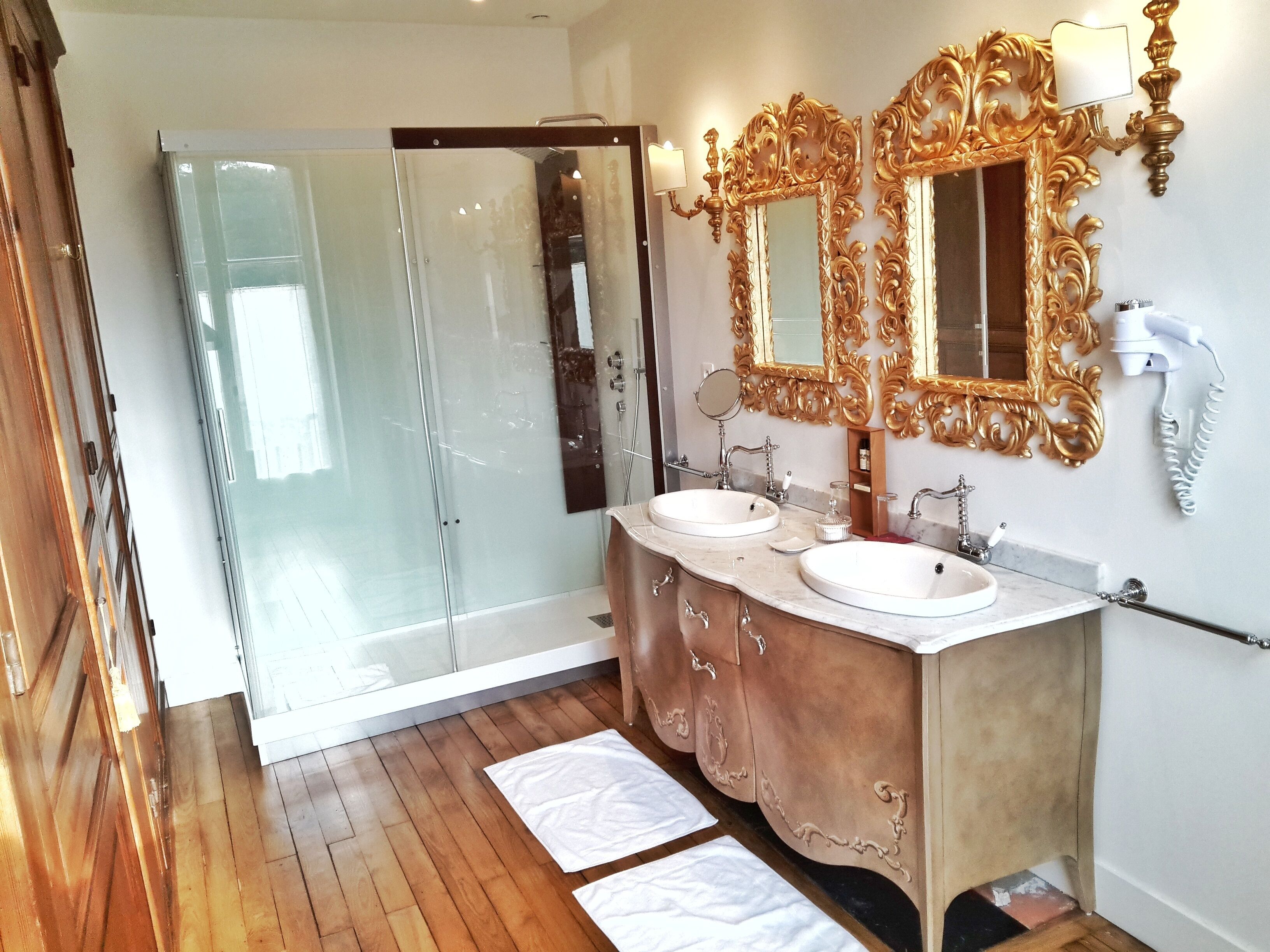 Deluxe-Doppelzimmer, Balkon, Parkblick | Badezimmer | Kostenlose Toilettenartikel, Haartrockner, Handtücher