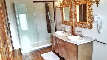 Deluxe-Doppelzimmer, Balkon, Parkblick | Badezimmer | Kostenlose Toilettenartikel, Haartrockner, Handtücher
