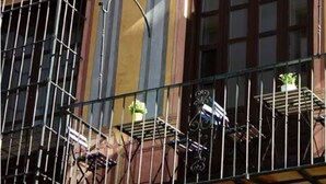 A multi-story building with balconies, each with metal railings and potted plants. - The Lights Hostel (Málaga)