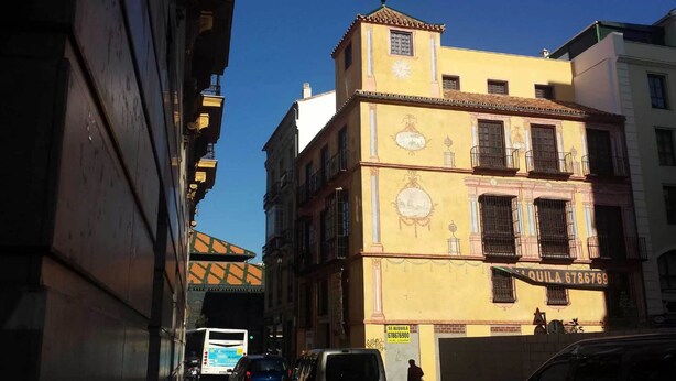 A yellow building with a sign reading "SE ALQUILA 6786769". - The Lights Hostel (Málaga)