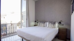 Deluxe Double Room | Free WiFi, bed sheets, wheelchair access - The Lights Hostel (Málaga)