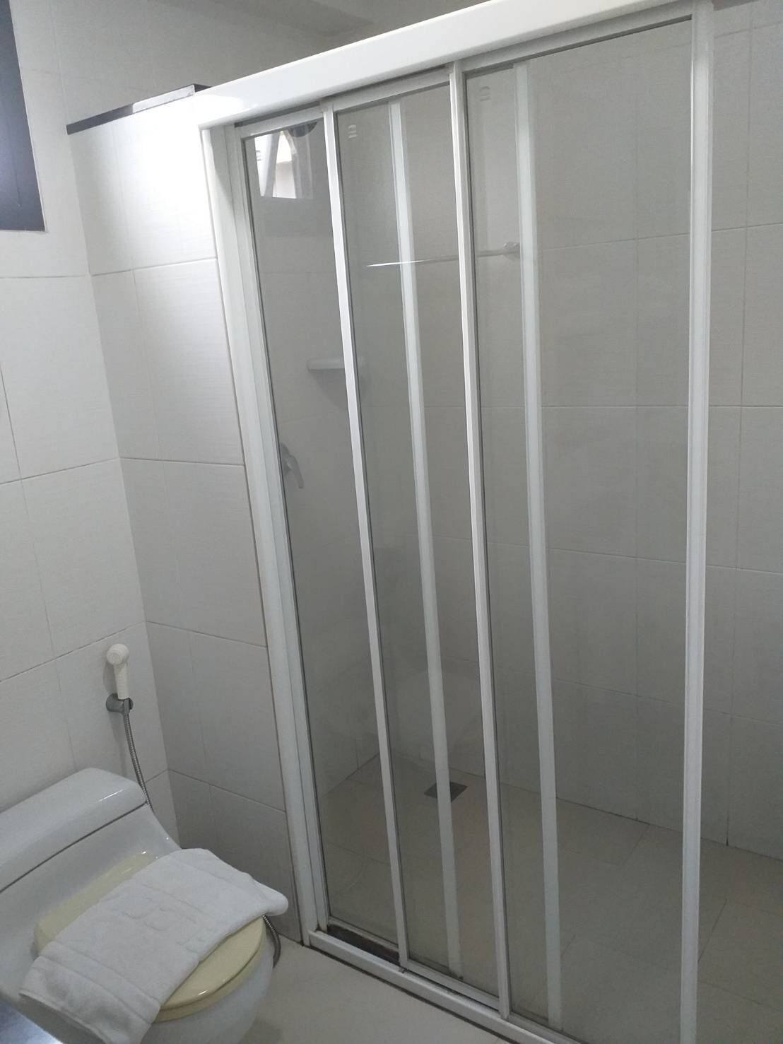 Estúdio | Banheiro | Chuveiro, produtos de toalete grátis, toalhas de banho 