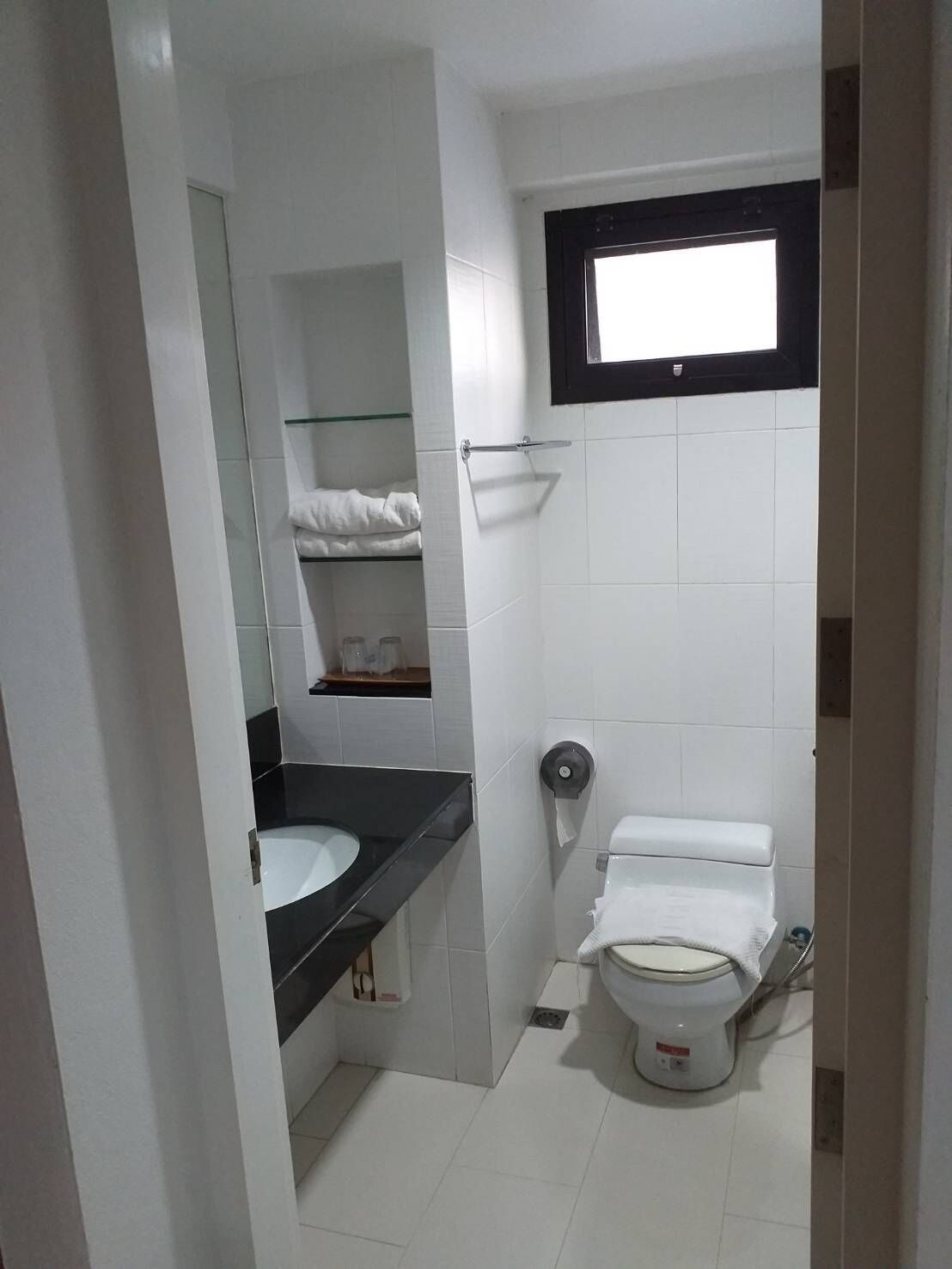 Estúdio | Banheiro | Chuveiro, produtos de toalete grátis, toalhas de banho 