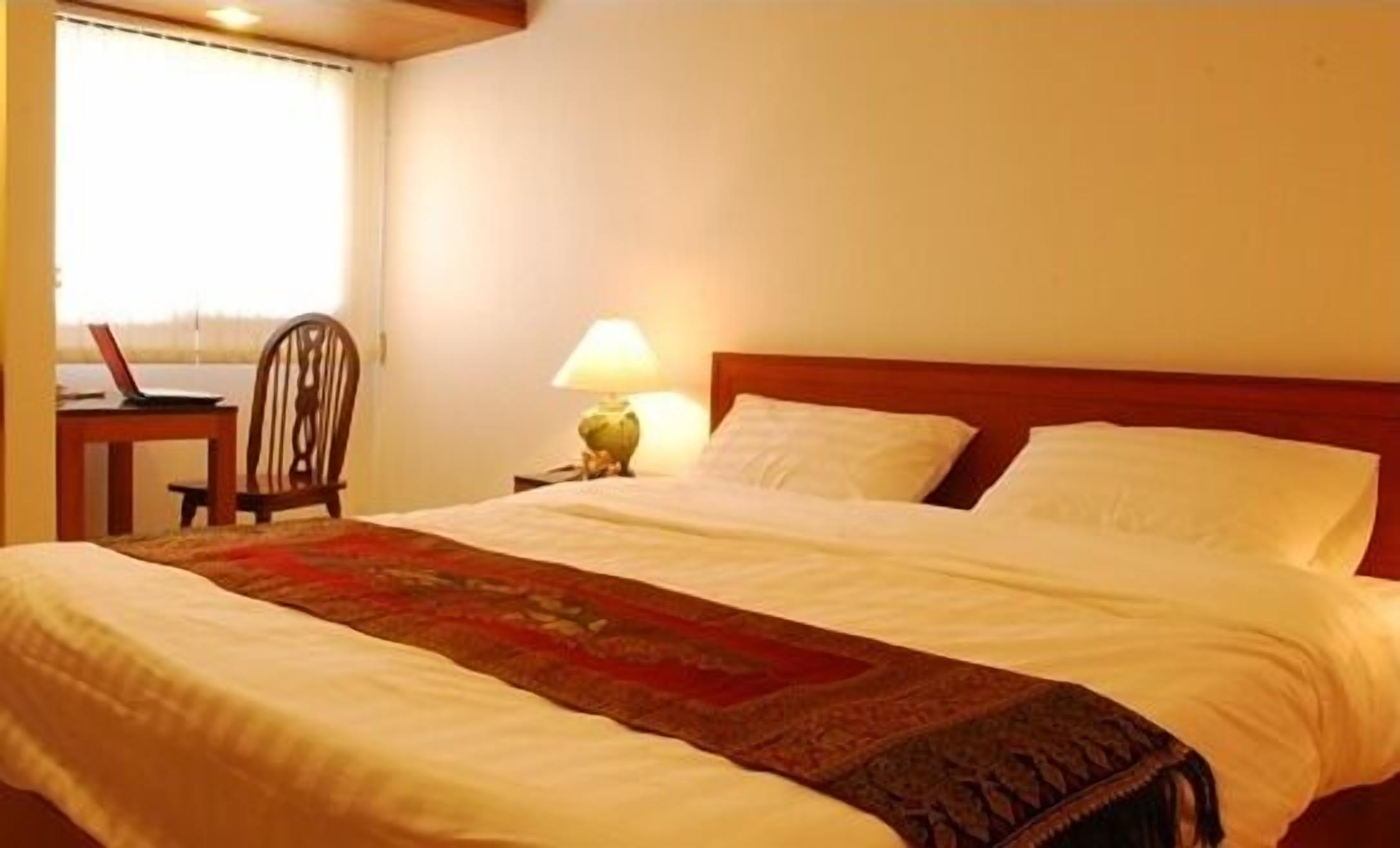 Estúdio | Escrivaninha, camas extras/dobráveis (sobretaxa)