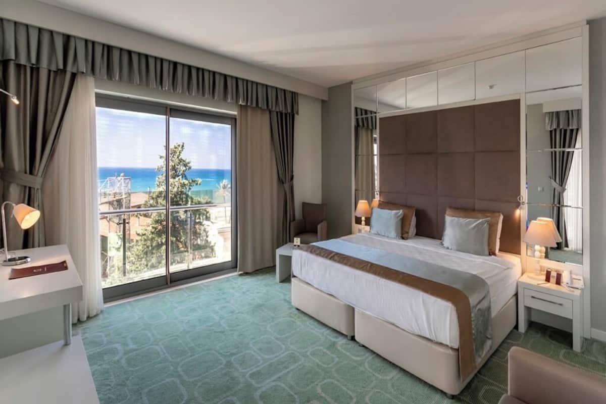 Familie suite, balkon | Hypoallergeen beddengoed, een minibar, een kluis op de kamer, een bureau