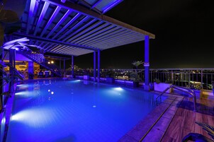 Una piscina al aire libre