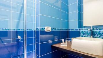 Shower, free toiletries, hair dryer, bidet