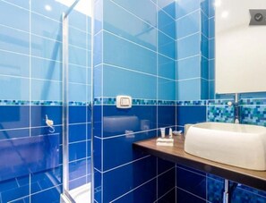 Shower, free toiletries, hair dryer, bidet - Rooms&Breakfast Porta Nuova (Marsala)