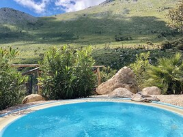 Una piscina con vistas a un paisaje montañoso.