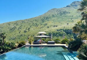 Una piscina al aire libre de temporada