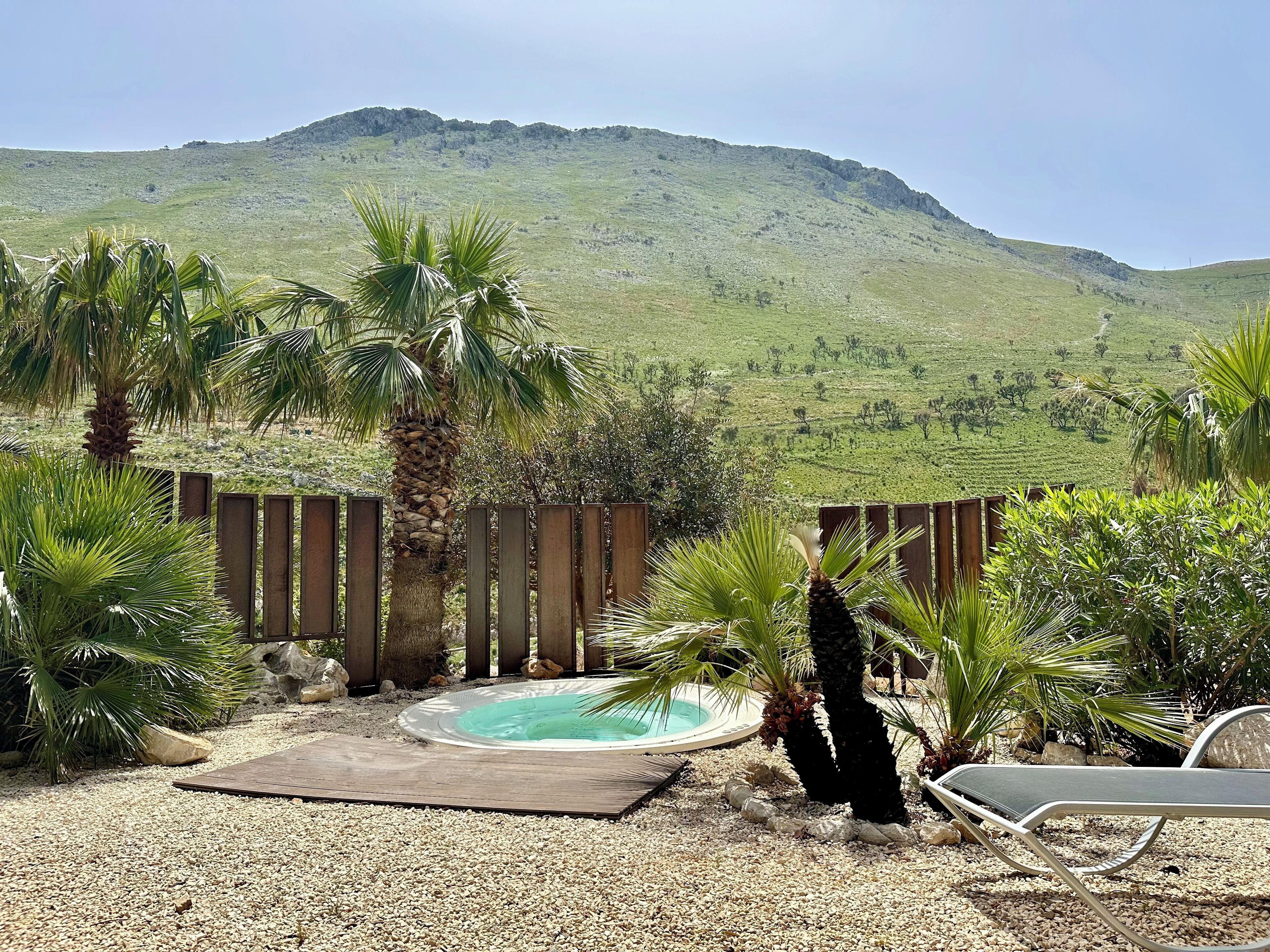 Zona de piscina con vista a un paisaje montañoso.