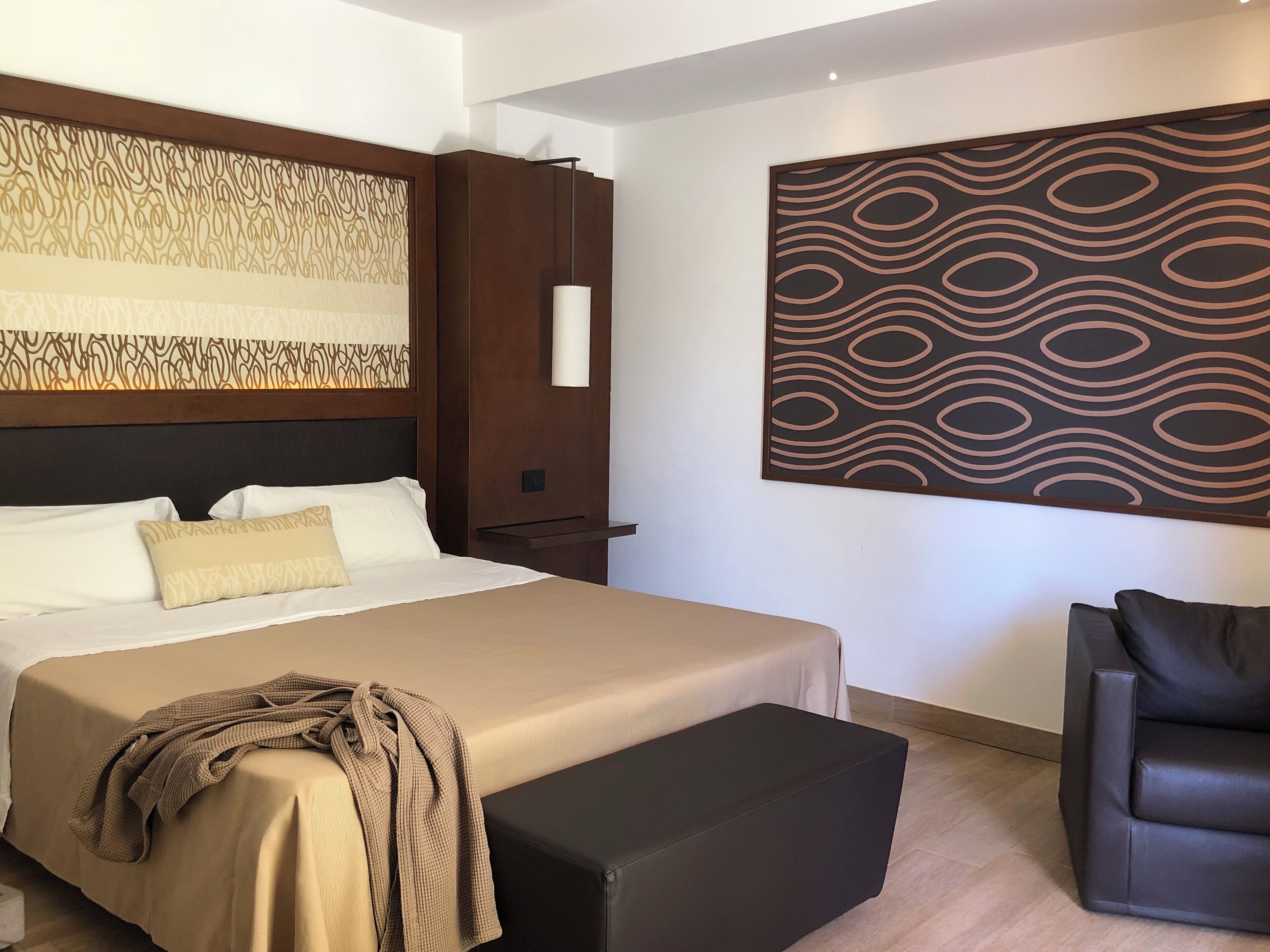 Ropa de cama de alta calidad, minibar, caja fuerte y escritorio