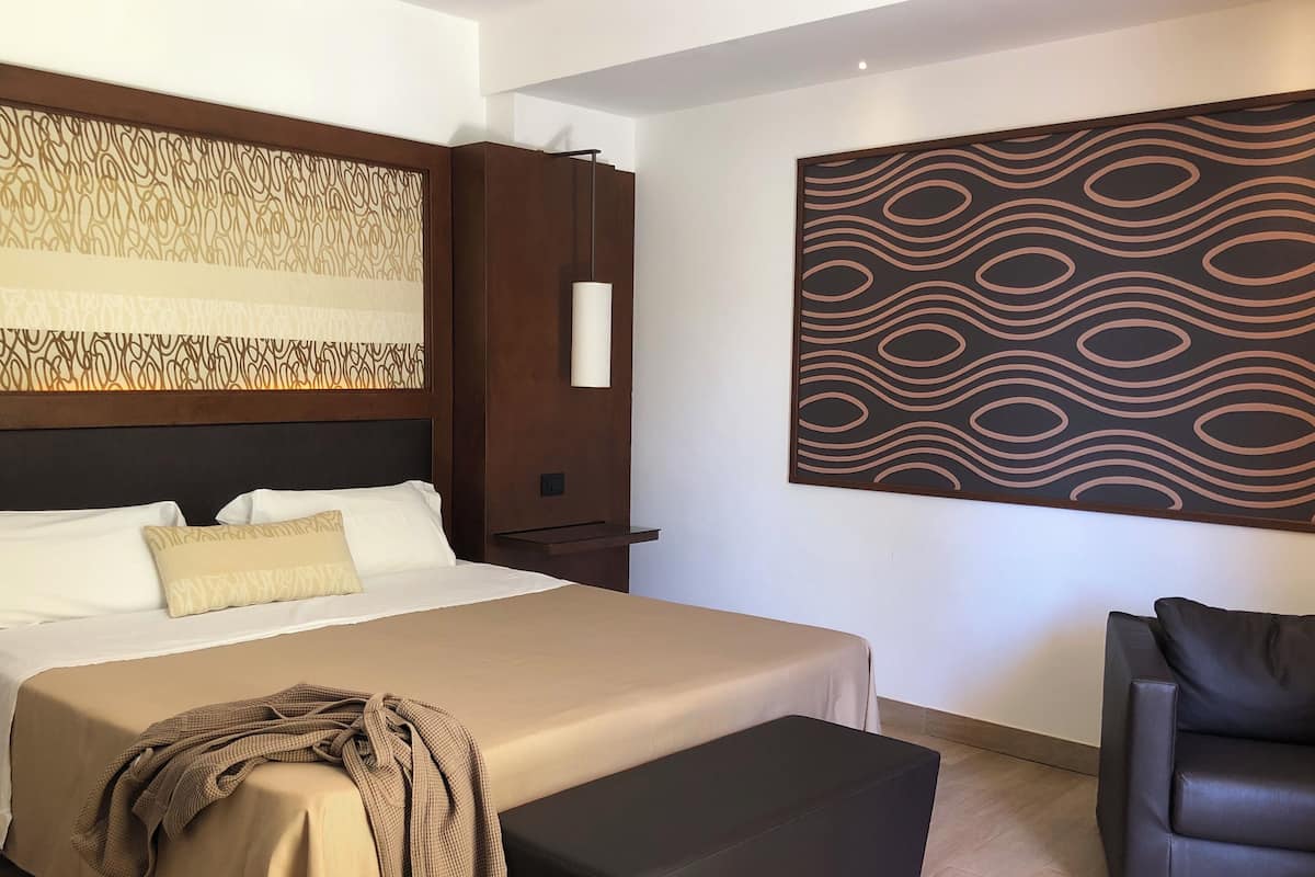 Premium bedding, minibar, in-room safe, desk
