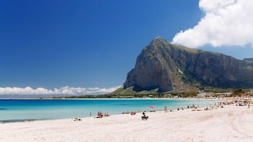 Una spiaggia nelle vicinanze