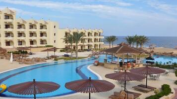 2 Außenpools, Sonnenschirme, Liegestühle