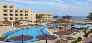 2 piscinas al aire libre, sombrillas, sillones reclinables de piscina