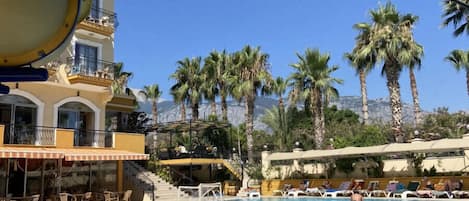 季節性室外泳池;泳池傘、躺椅