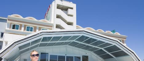 Una piscina techada, una piscina al aire libre