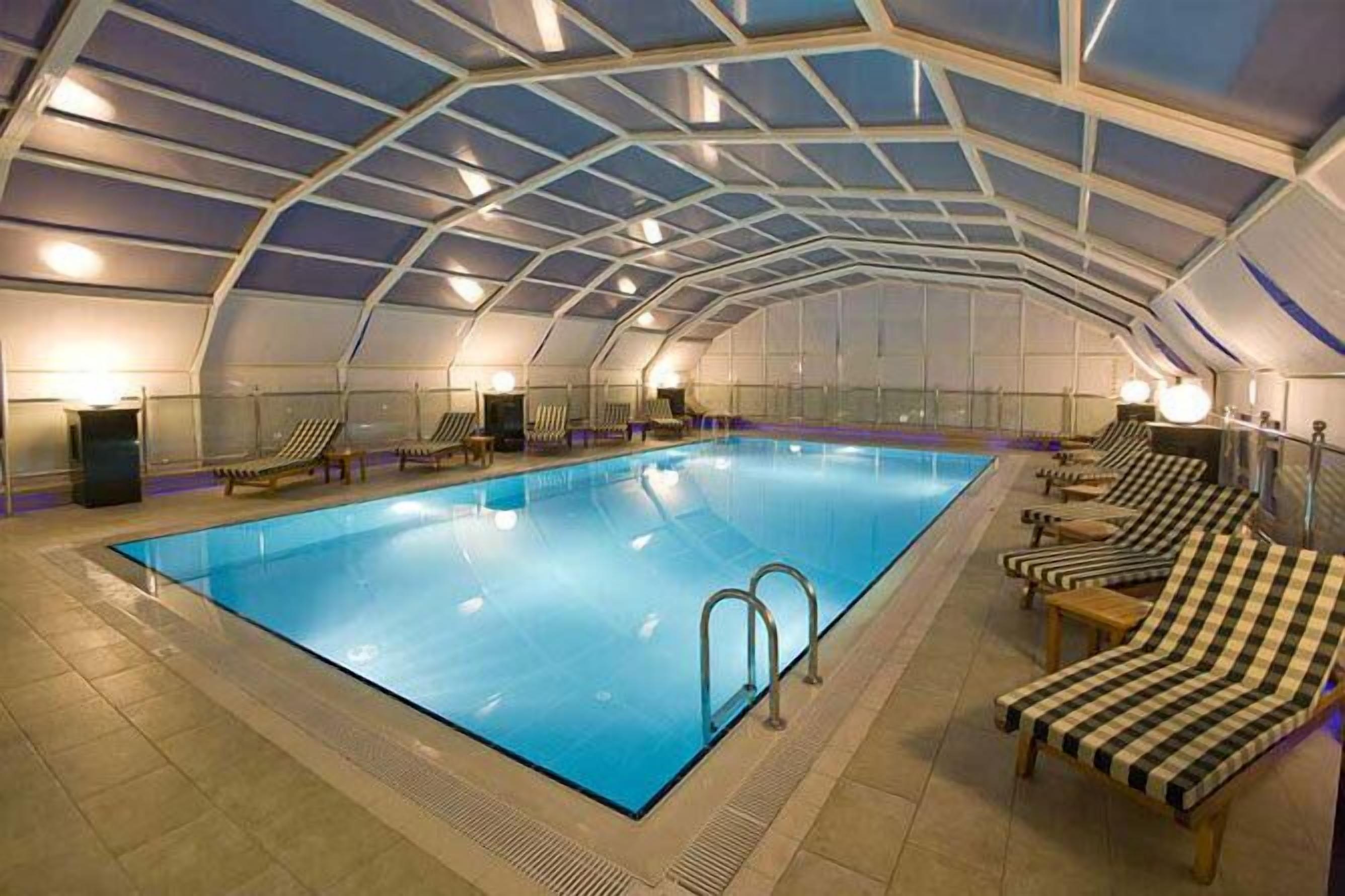 من حمّامات السباحة المغطاة، حمّام سباحة خارجي، مقاعد للتشمس