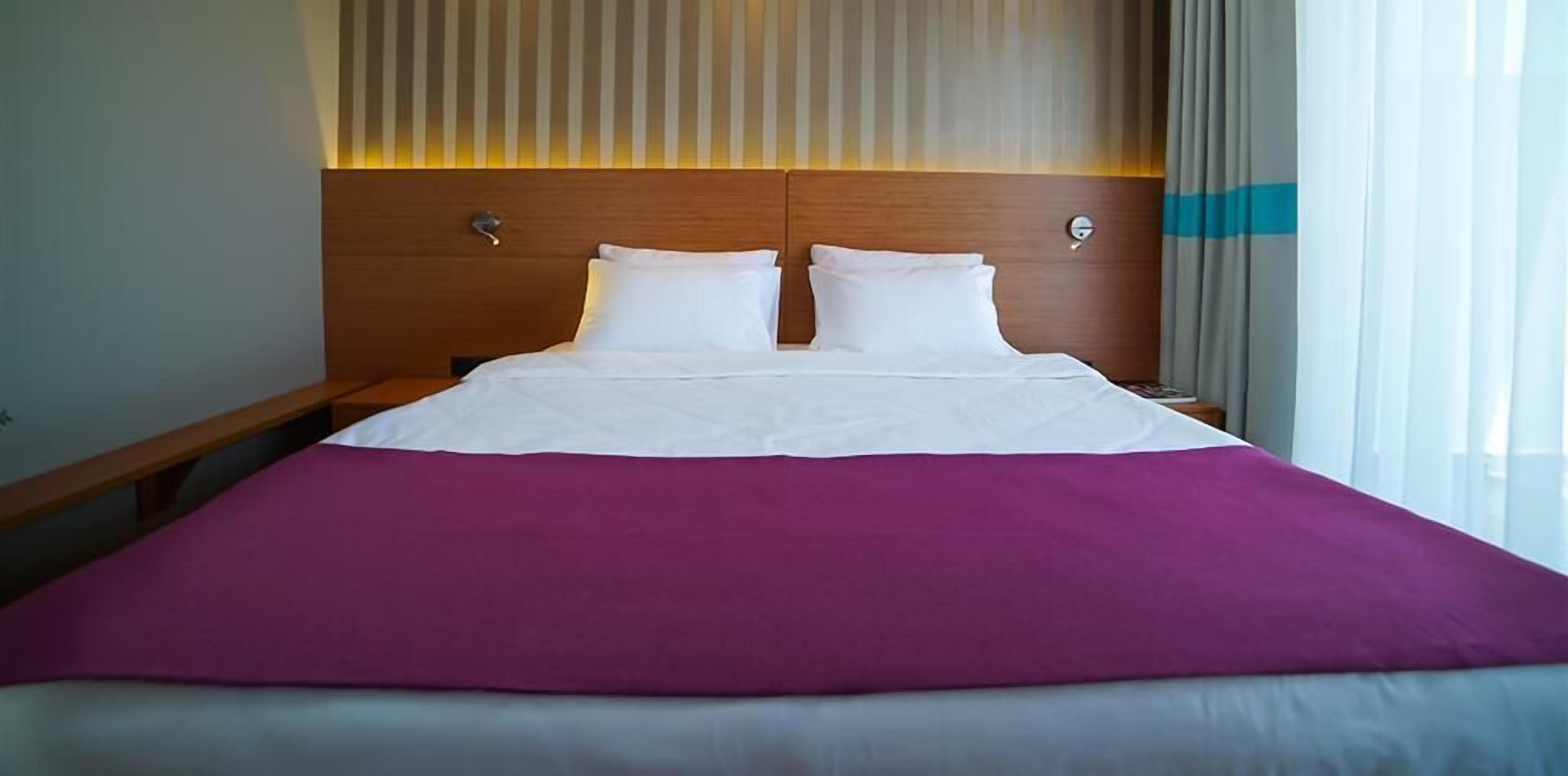 deluxe room, pool view | 1 bedroom, minibar, in-room safe, soundproofing