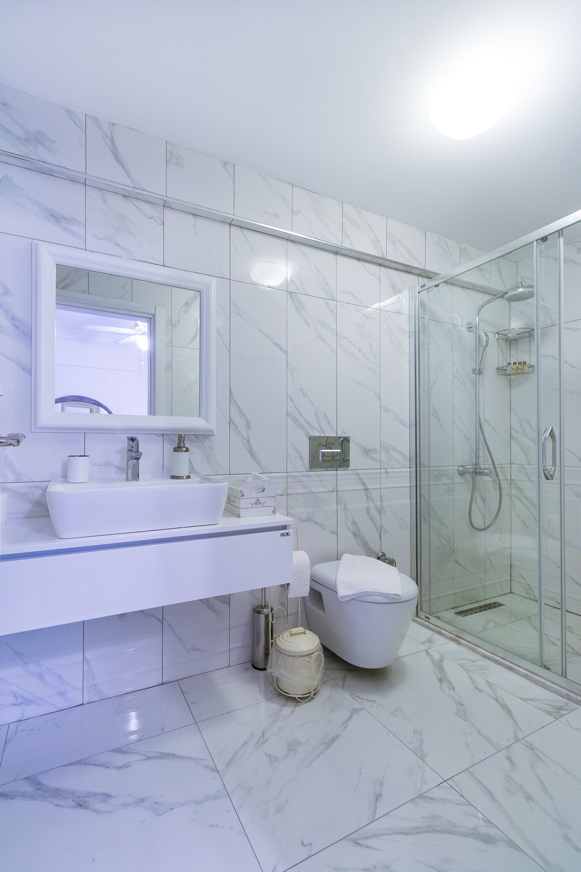 Habitación Deluxe doble | Baño | Ducha, artículos de higiene personal gratuitos y secador de pelo
