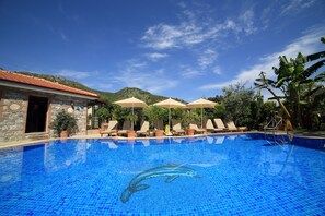 Outdoor pool, pool umbrellas, pool loungers - Mavi Deniz Konuk Evi (Marmaris)