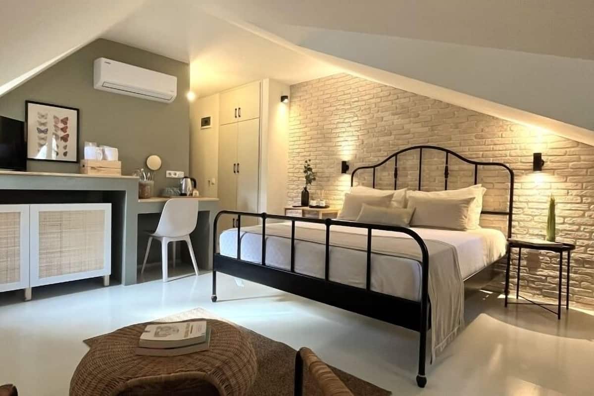 Economy Double Room, 1 Bedroom | 2 bedrooms, premium bedding, free minibar, laptop workspace