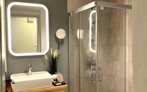 Ropa de cama de alta calidad y minibar con artículos gratuitos 