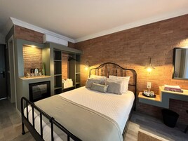 Ropa de cama de alta calidad y minibar con artículos gratuitos 