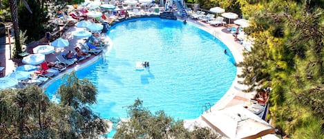 2 piscinas al aire libre, sombrillas, sillones reclinables de piscina