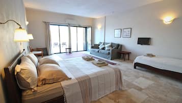 Familieværelse til 3 personer | Minibar, gratis Wi-Fi, sengetøj