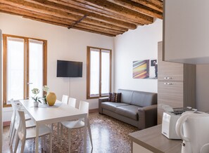 Standard-Apartment, 1 Schlafzimmer, Nichtraucher (check-in online) | Essbereich im Zimmer