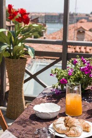 Apartamento standard, 2 quartos, terraço (check-in online) | Opções para refeição no quarto