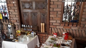 Ein Buffet mit verschiedenen Speisen und Besteck.