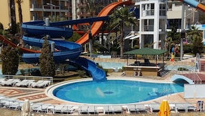 Ein Resort mit Pool, Liegebereich und Wasserrutschen.