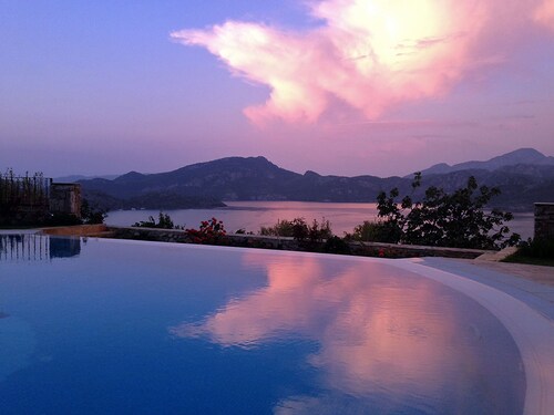 Swan Lake Boutique Hotel - Adults Only