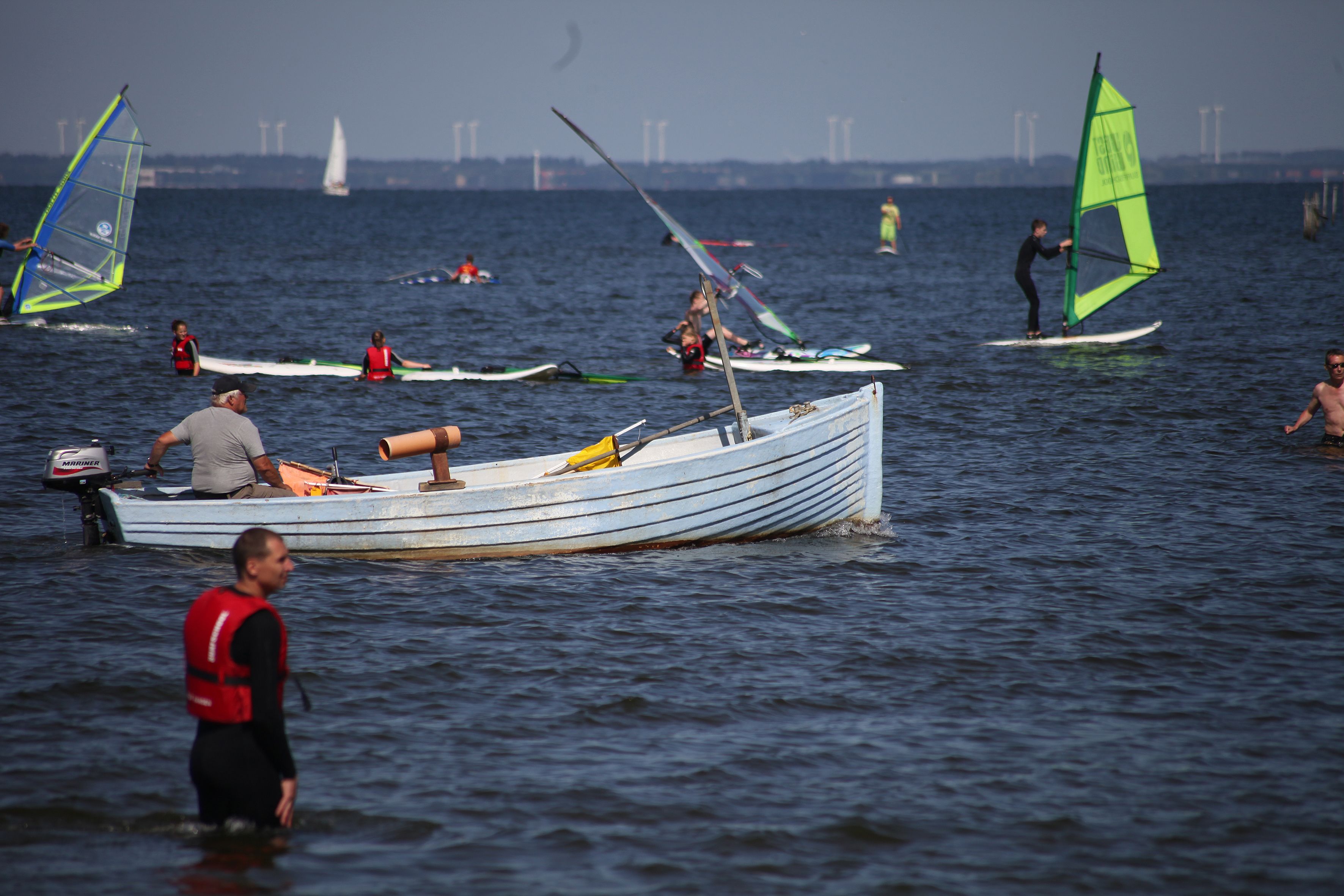 Un bateau avec une seule rangée de sièges et une voile.