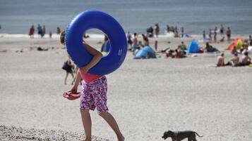 Am Strand, weißer Sandstrand, Angeln