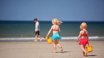 På stranden, hvidt sand, fiskeri