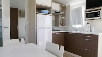 Nhà di động, 2 phòng ngủ, phòng tắm riêng (Linen Excluded) | Bếp riêng | Tủ lạnh, dụng cụ nấu nướng/bát dĩa/dao nĩa