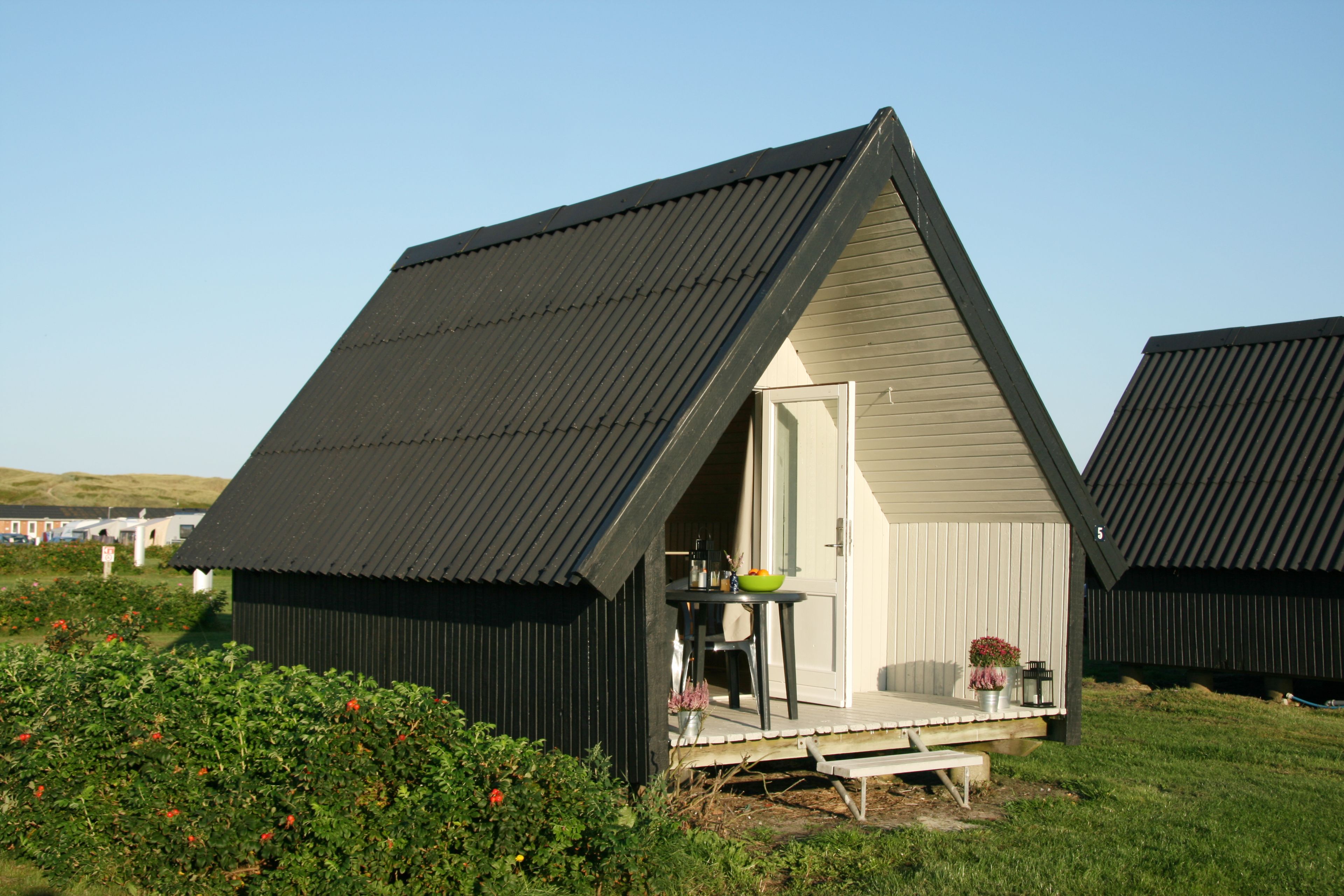 Decoración individual, mobiliario individual, cunas (de pago) y wifi