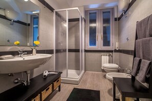Design Apartment, Kitchenette | Bathroom | Free toiletries, hair dryer, bidet, towels