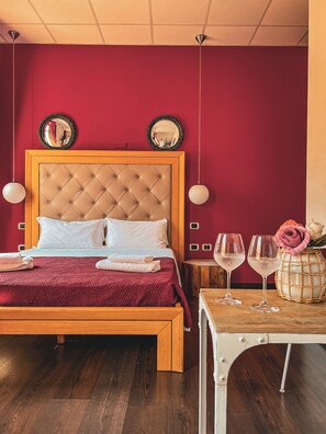 Quarto casal standard | Roupas de cama premium, edredons de pluma, camas com colchões pillow-top