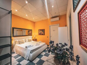 Quarto casal standard | Roupas de cama premium, edredons de pluma, camas com colchões pillow-top