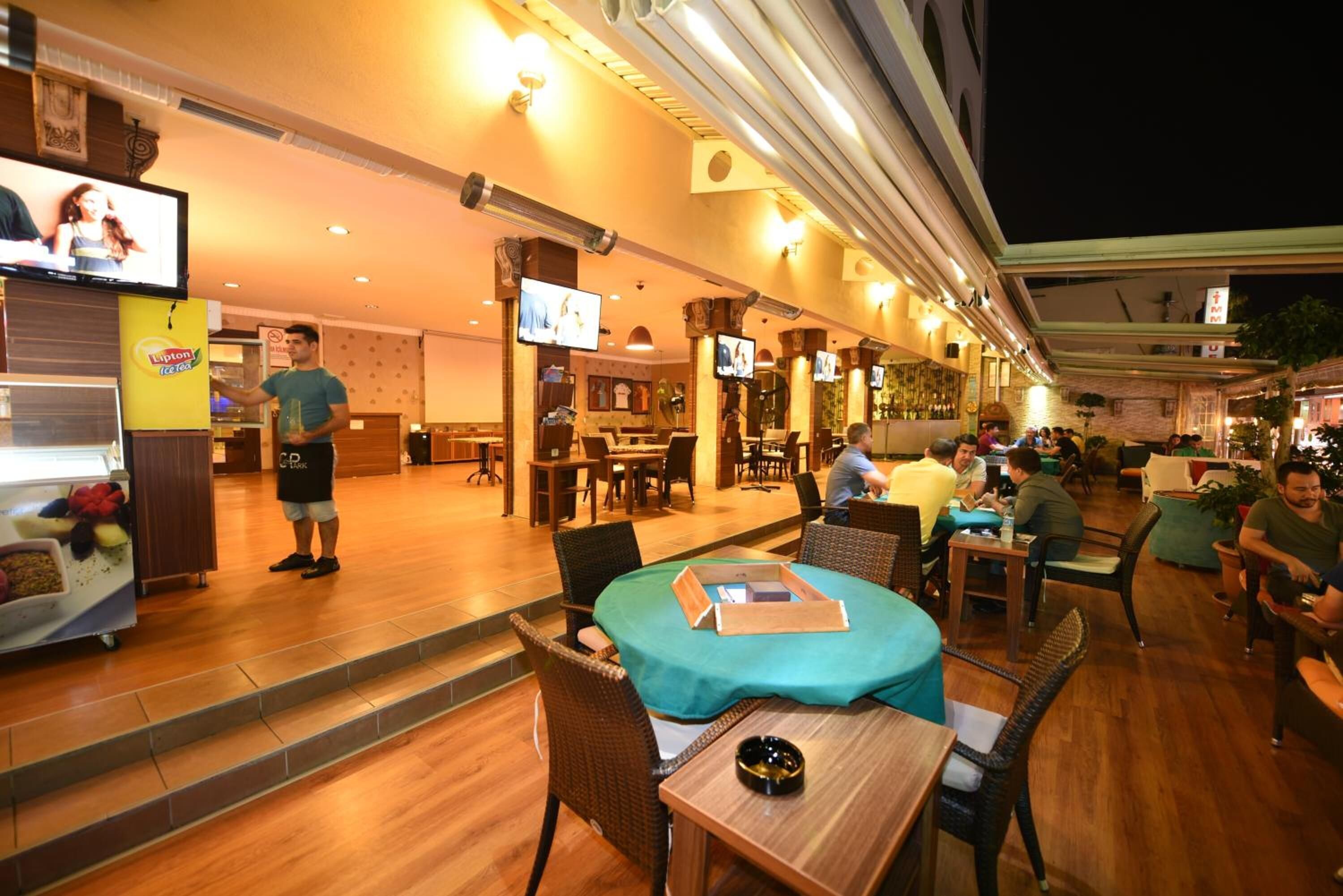 breakfast, lunch, dinner served; international cuisine