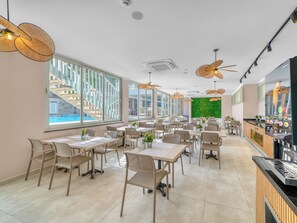 供应早餐、午餐和晚餐,国际美食