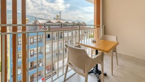 A balcony with a view of buildings and mountains. - Park Hotel (Alanya)